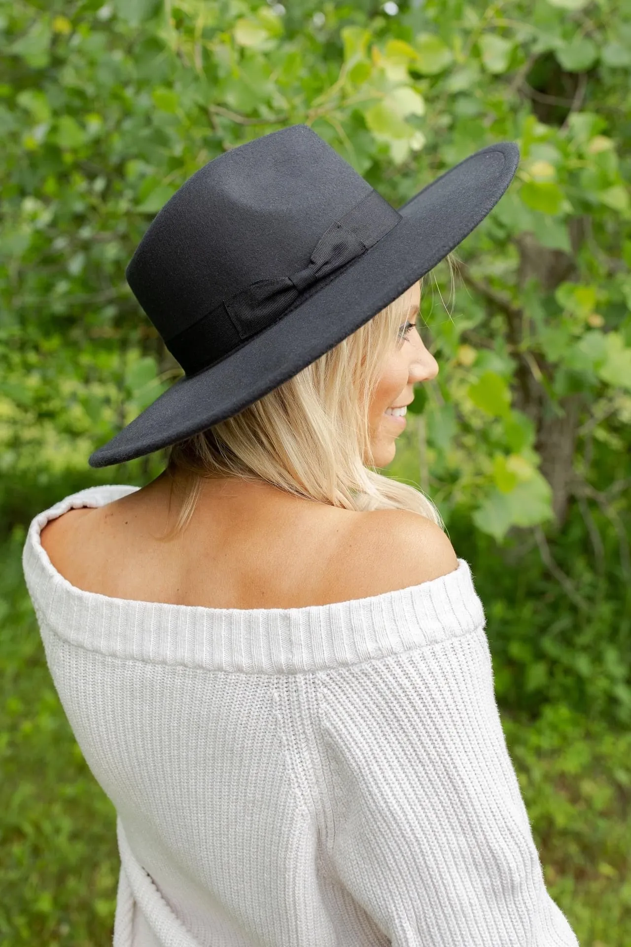 Wide brim hat