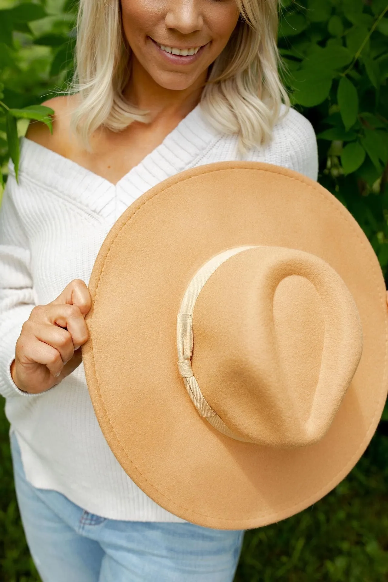 Wide brim hat